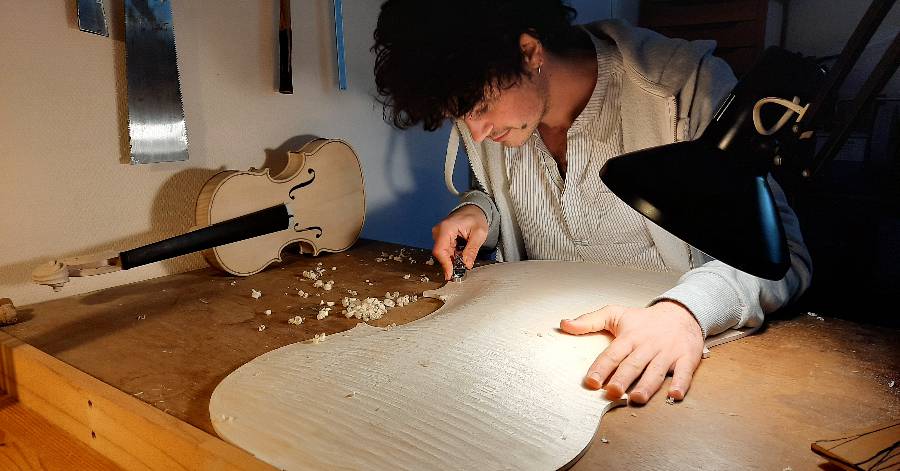 Hérault - Inédit une contrebasse de 1830 en restauration à l'Atelier de Luthier de Claret