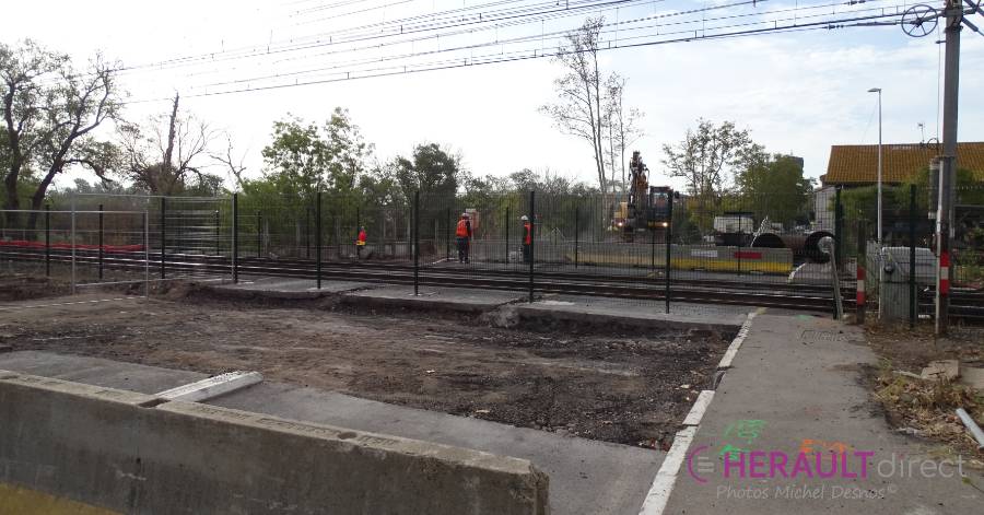 Agde - Les travaux continuent au passage à niveau avec la construction de l'enceinte étanche.