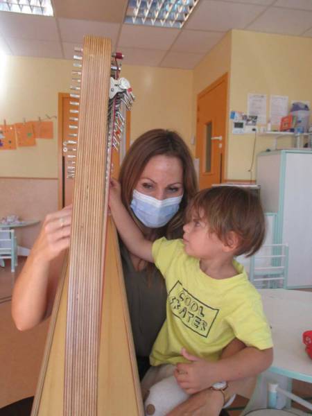 Bessan - De la harpe pour les oreilles et les cœurs des enfants de la crèche des Bambins