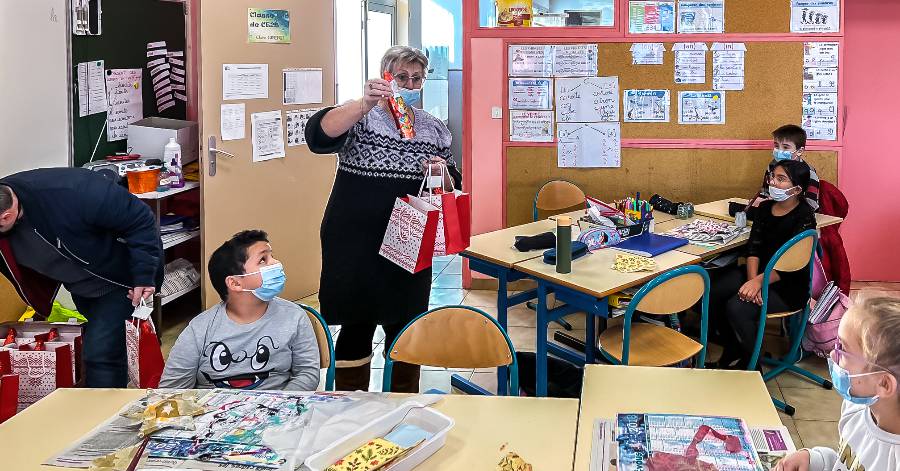 Vias - Les petits viassois(es) des écoles primaires ont eu le plaisir de recevoir un goûté de Noël !