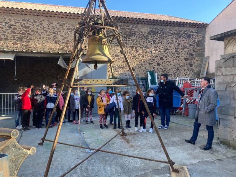 Bessan - Avant la population, les écoliers découvrent la cloche de l'hôtel de ville