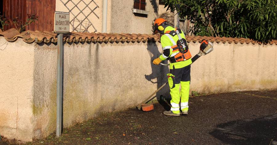 Pézenas - Une opération commune de désherbage et de nettoyage des sols à Pézenas