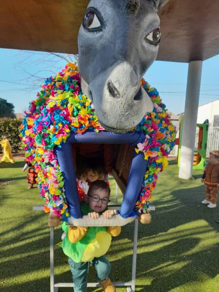 Bessan - Le petit âne totem fait son carnaval à la crèche des Bambins de Bessan