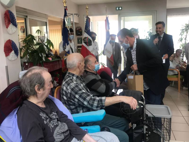 Bessan - Les élus départementaux honorent les anciens combattants de la maison de retraite de Bessan