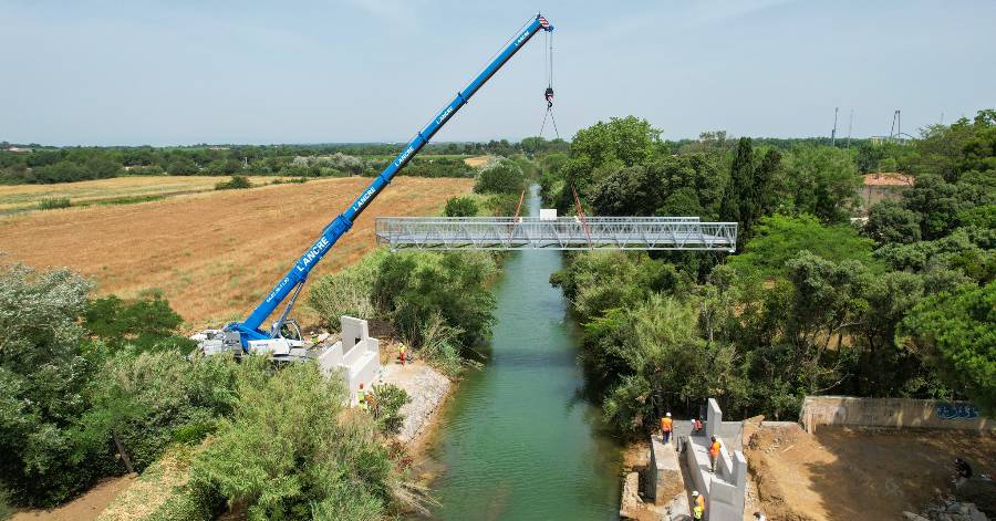 Vias - La passerelle du Libron a été mise en place à Vias !