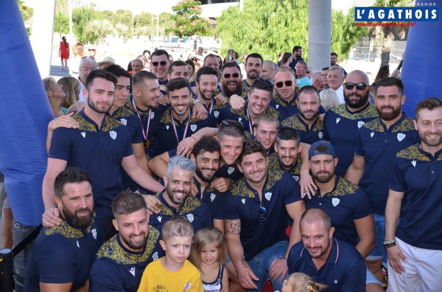 Cap d'Agde - CAP D'AGDE : Les joueurs du ROA ont présenté le bouclier à la population
