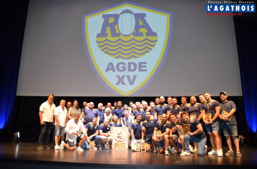 Cap d'Agde - CAP D'AGDE : Les joueurs du ROA ont présenté le bouclier à la population