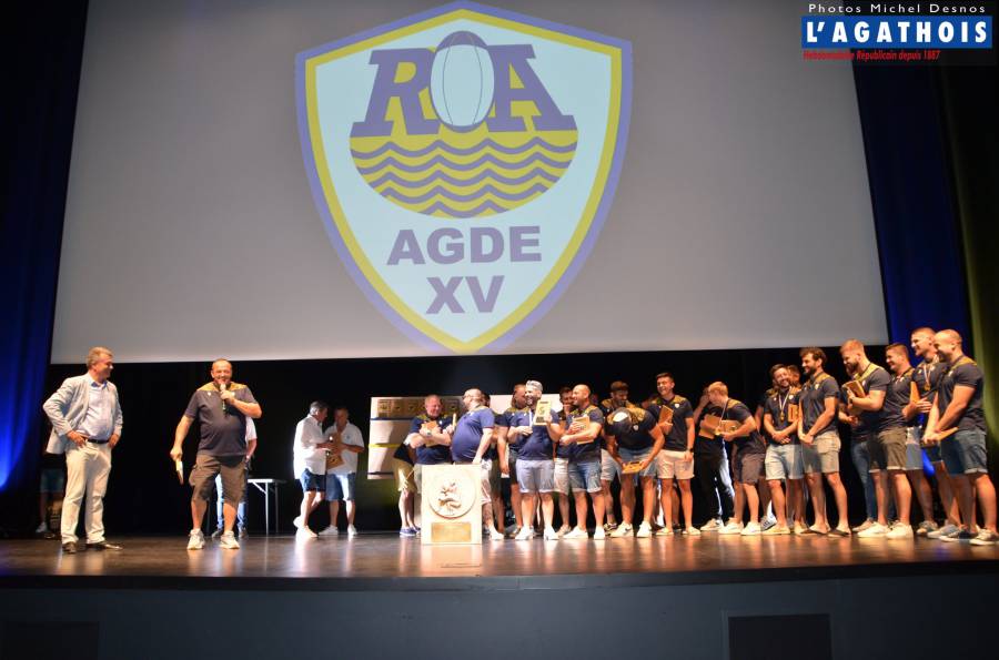 Cap d'Agde - CAP D'AGDE : Les joueurs du ROA ont présenté le bouclier à la population
