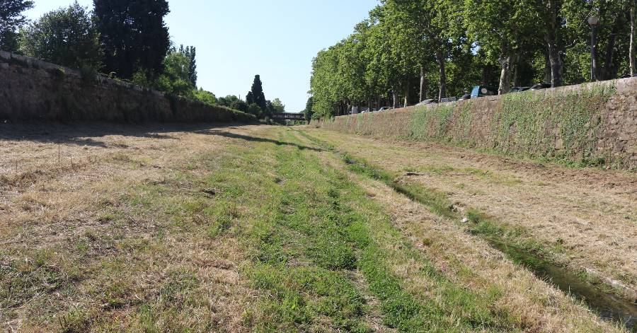 Pézenas - Entretien du ruisseau et la digue de la Peyne avant le feu d'artifice !