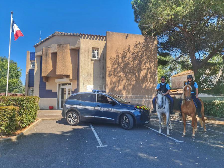Vias - Deux cavaliers de la gendarmerie patrouillent à cheval dans Vias-Plage !