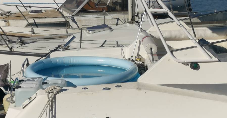 Cap d'Agde - Insolite : Un yacht de luxe avec piscine amarré au Cap d'Agde !