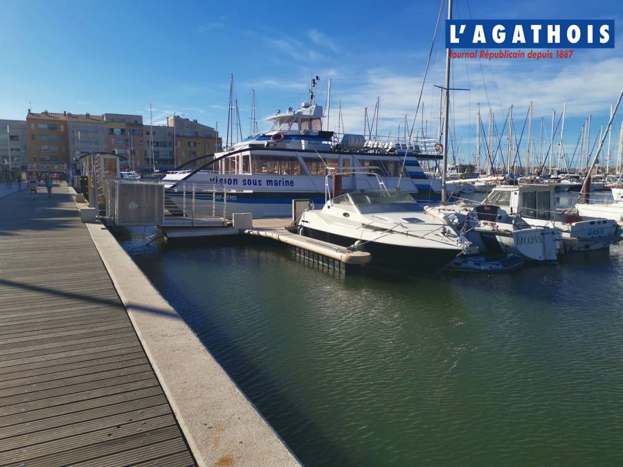 Cap d'Agde - Insolite : Un yacht de luxe avec piscine amarré au Cap d'Agde !