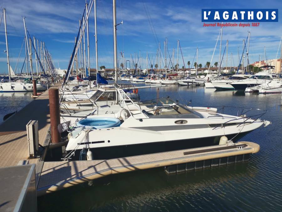 Cap d'Agde - Insolite : Un yacht de luxe avec piscine amarré au Cap d'Agde !