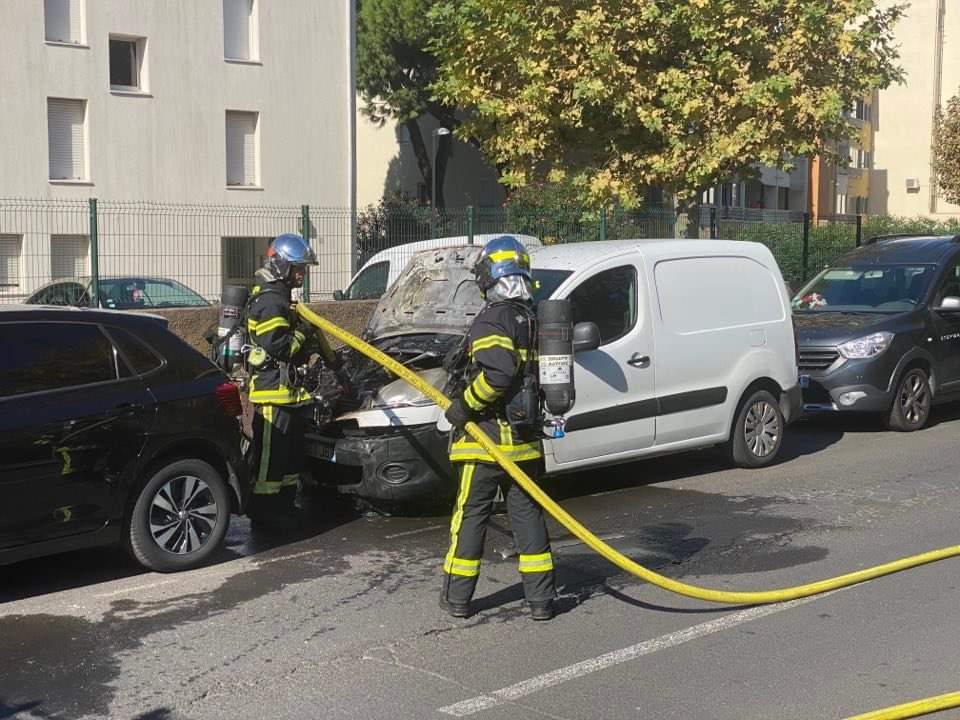 Cap d'Agde - Voiture en feu au Cap d'Agde : Les pompiers en action !