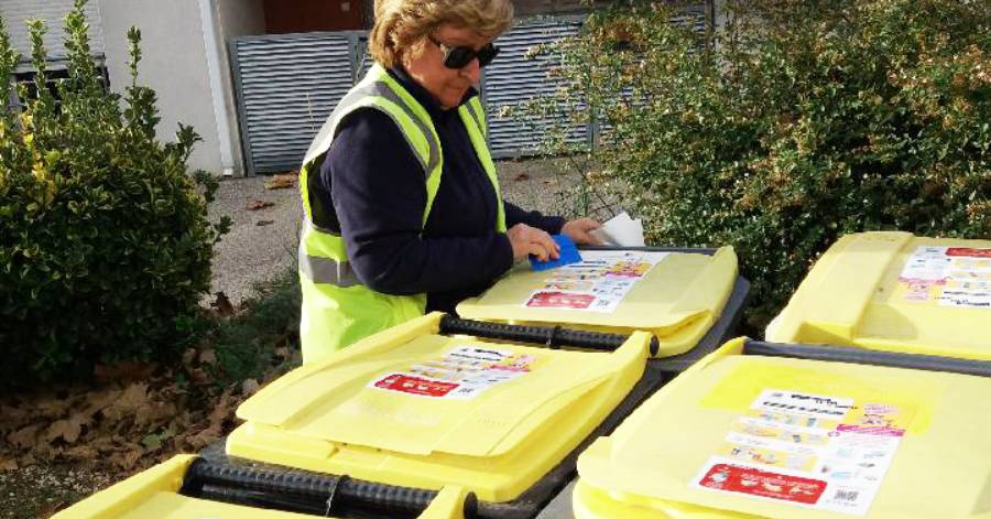 Saint-Thibéry - Renouvellement des étiquettes de consignes de tri sur l'ensemble des bacs jaunes