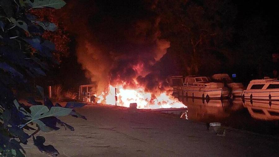 Agde - La péniche en flamme a fini par sombrer dans le canal à Agde .