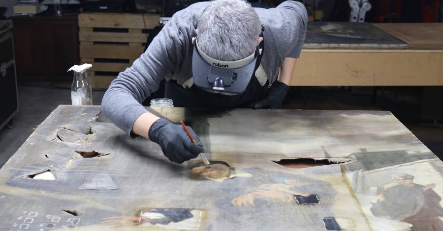 Bessan - Restauration en cours d'un tableau de l'église de Bessan
