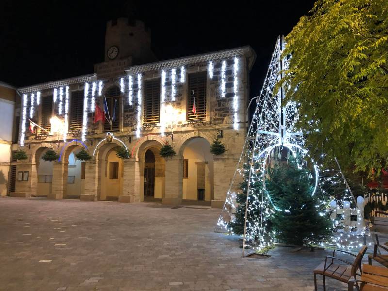 Bessan - Les fêtes de Noël se préparent autour d'un centre-ville transformé en forêt enchantée