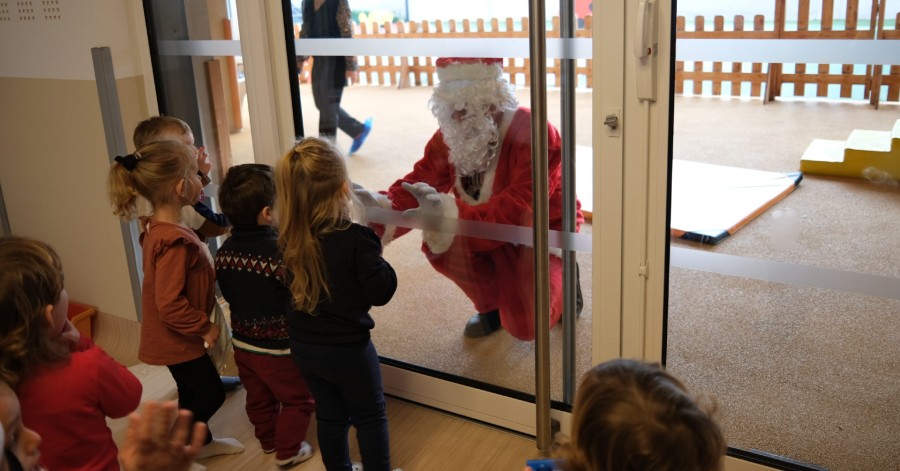 Marseillan - Le Père Noël en visite à la crèche les Zigo'Thau.