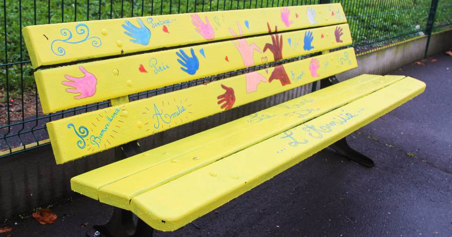 Vias - Un banc de l'amitié dans la cour de l'école Geneviève de Gaulle-Anthonioz