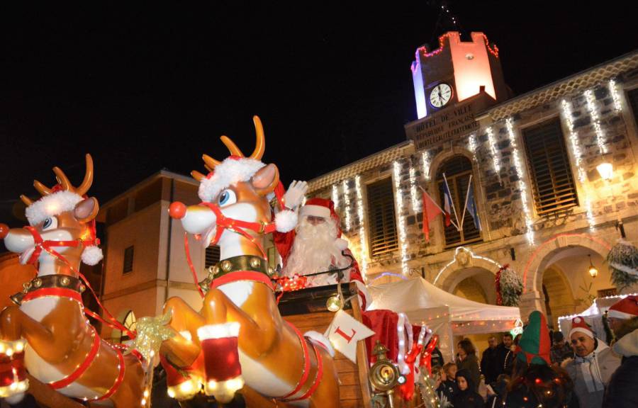Bessan - L'arbre de Noël du club de football ouvre les festivités de fin d'année dans la ville