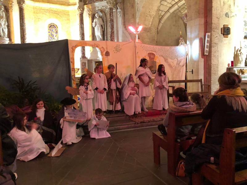 Bessan - Baptême et office de Noël dans une église comble autour des enfants du catéchisme