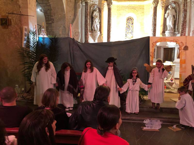 Bessan - Baptême et office de Noël dans une église comble autour des enfants du catéchisme