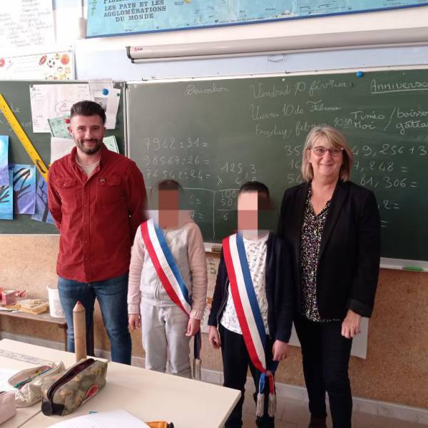 Bessan - Des cours d'éducation civique avec les élus municipaux à l'école élémentaire