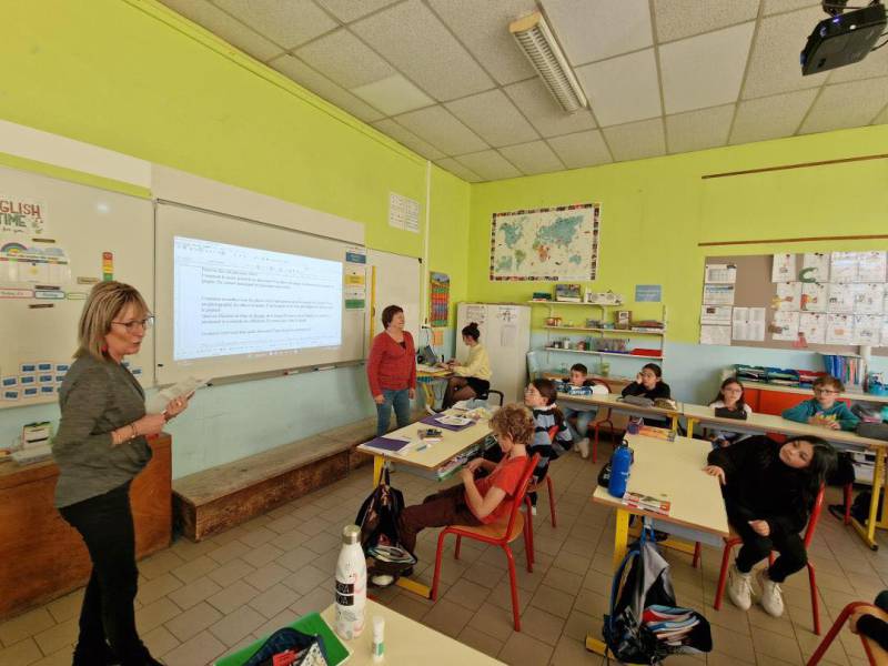 Bessan - Des cours d'éducation civique avec les élus municipaux à l'école élémentaire