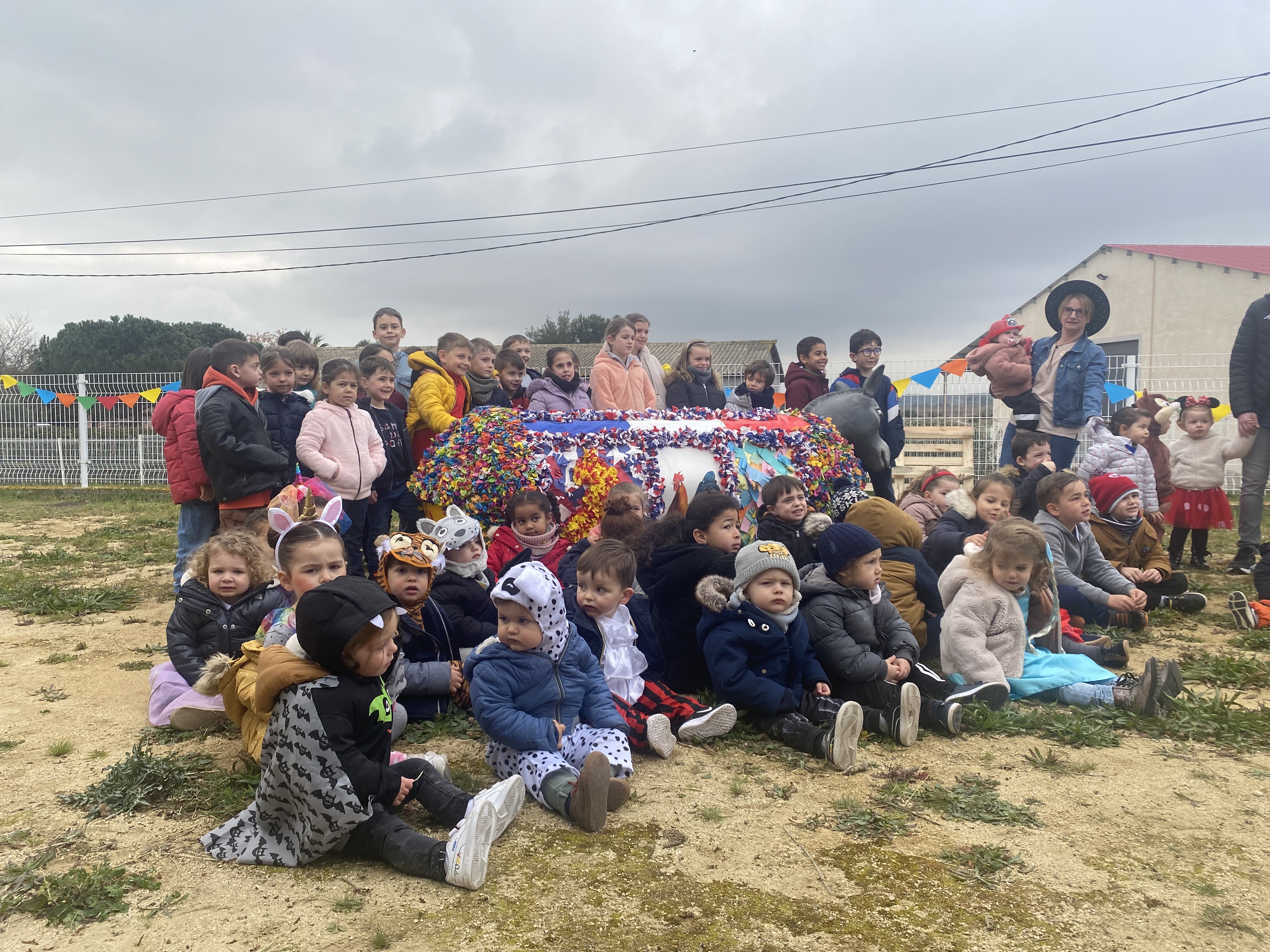 Bessan - Le carnaval de la crèche des Bambins animé par le petit âne et ses jeunes danseurs