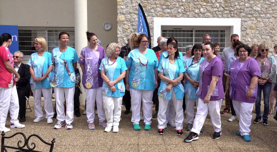 Bessan - Joyeux brin de muguet et mise à l'honneur du personnel à la maison de retraite