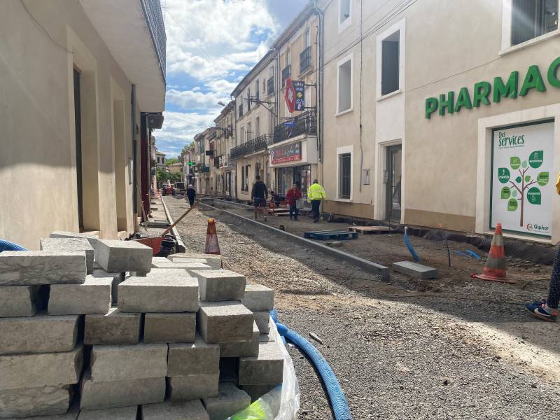 Bessan - Les travaux dans la Grand'rue entament la pose cruciale de 286 tonnes de pierres