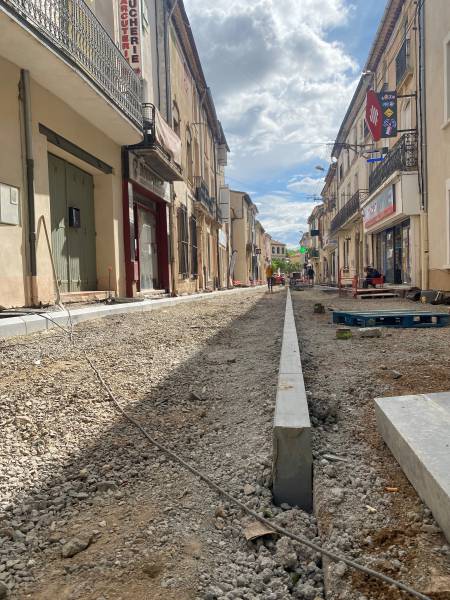 Bessan - Les travaux dans la Grand'rue entament la pose cruciale de 286 tonnes de pierres