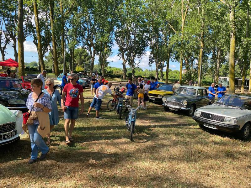 Bessan - Les voitures anciennes ont participé au succès du marché artisanal des Peupliers