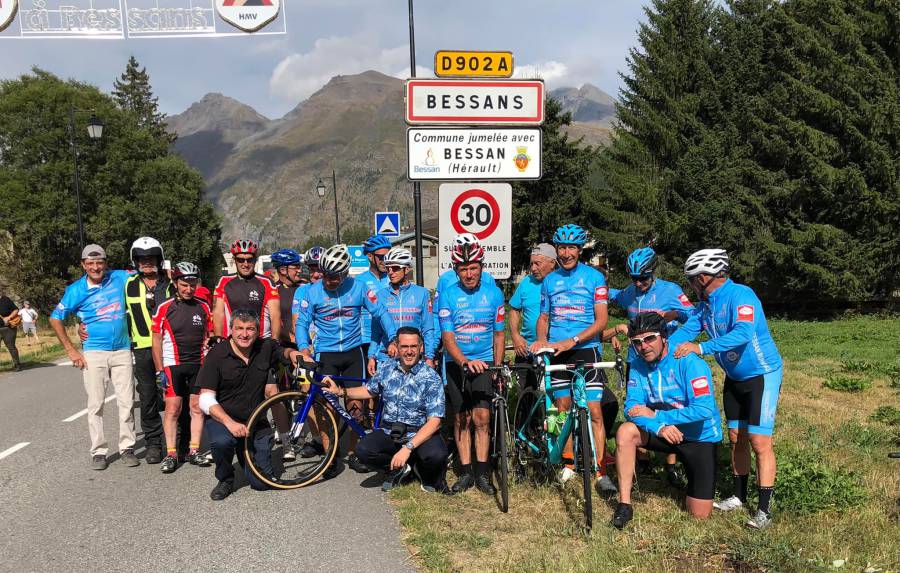 Bessan - Après la ronde cycliste, un relais en motos anciennes jusqu'à Bessans en Savoie