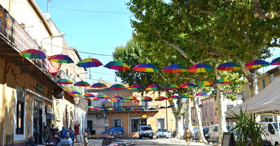 Pomérols - Des parapluies éclatants pour décorer le centre du village