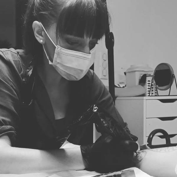Bessan - Un nouveau commerce dans la Grand'rue : Amélie ouvre un salon de tatouage