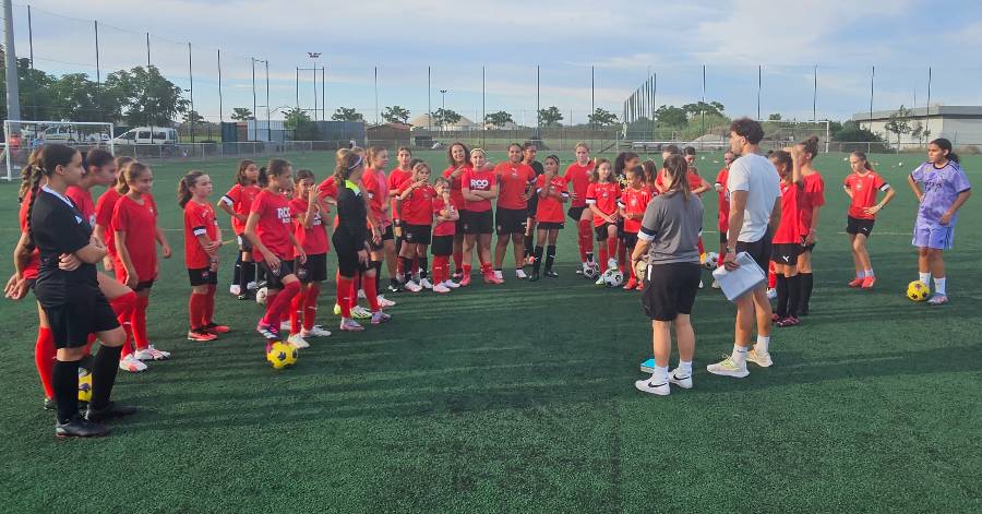 Football Agde - Le foot féminin à le vent en poupe rejoignez des équipes 100% féminines au RCOA !
