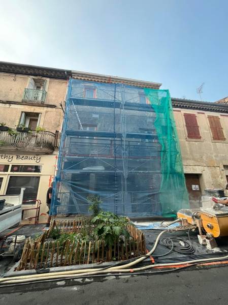 Bessan - La réfection des façades et des vitrines commerciales s'intensifie dans le centre-ville