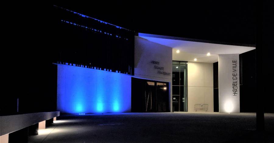 Portiragnes - L'Hôtel de ville est éclairé aux couleurs du drapeau Israélien