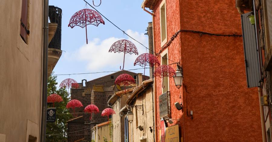 Vias - Installation des parapluies roses dans la Ville !