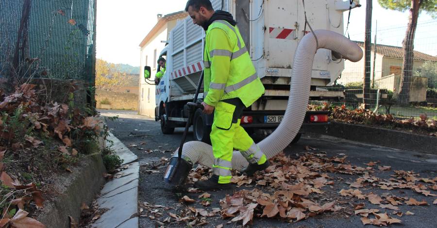 Agglo Hérault Méditerranée - Cadre de Vie : Des opérations de ramassage de feuilles sur la voie publique.