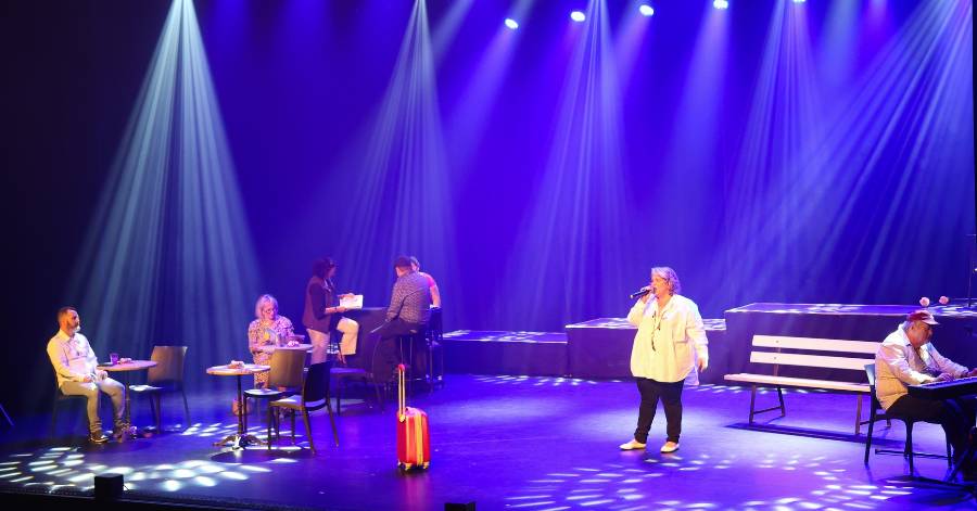 Vias - L'Association Viens, On Chante a transporté le public avec son spectacle Quai des Etoiles