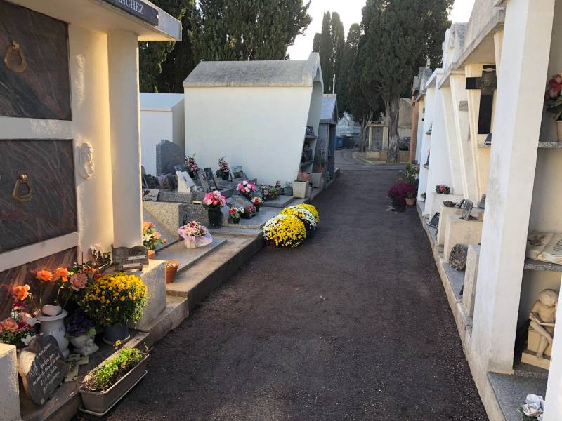 Bessan - Veille de Toussaint, nouvelle réfection d'allées dans le cimetière en cours d'extension