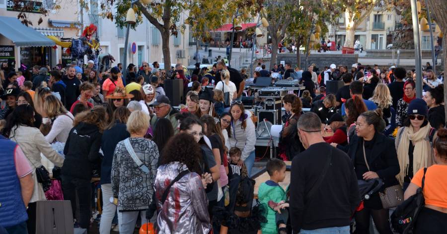 Agde - Halloween a eu lieu sur la Place du jeu de ballon à Agde