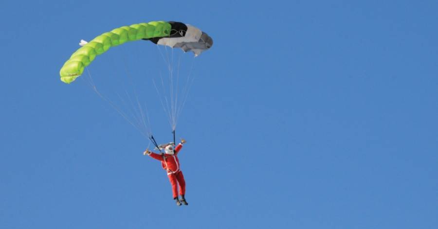 Grau d'Agde - Le Père Noël arrivera en parachute sur la plage du Front de Mer