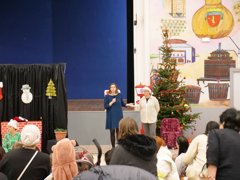 Bessan - L'arbre de Noël des Relais petite enfance illumine la salle des fêtes de Bessan