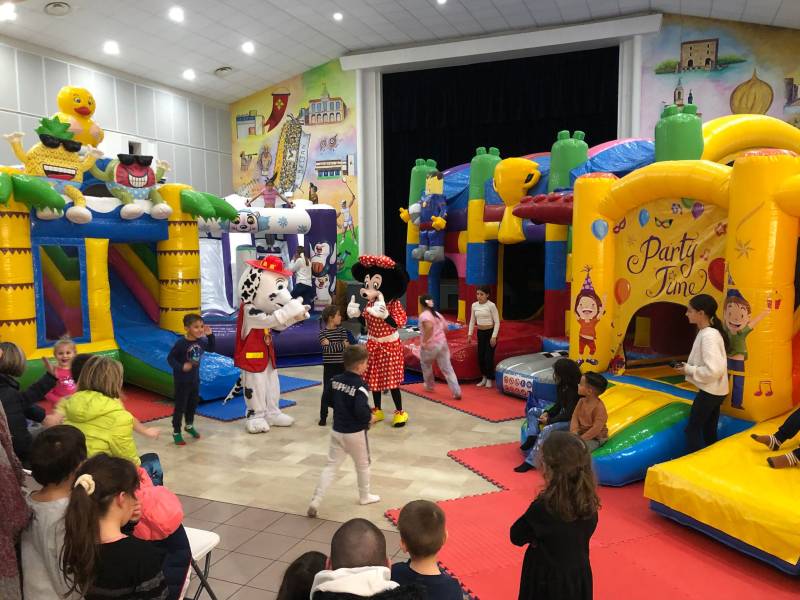 Bessan - Succès pour les jeux gonflables pour enfants au cœur de la salle des fêtes