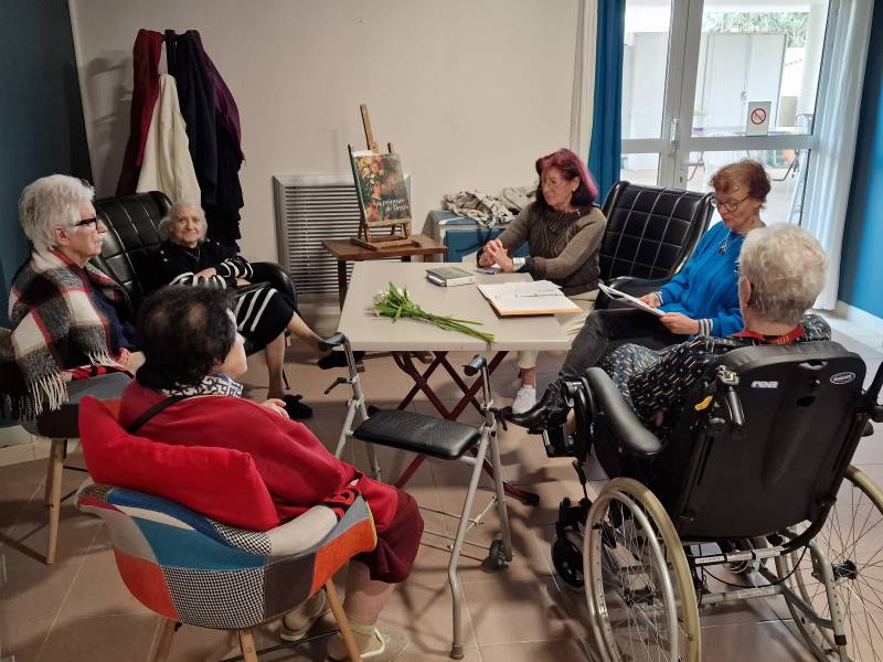 Bessan - Voyage avec de la lecture à haute voix à la maison de retraite et à l'école élémentaire