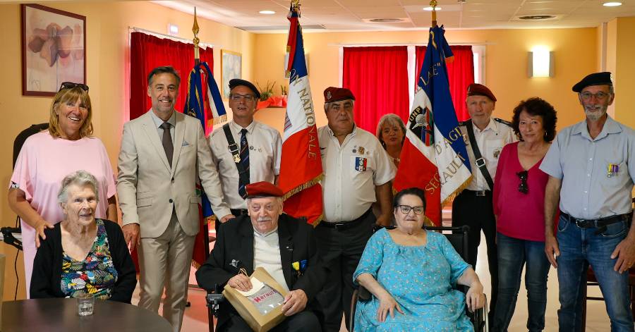 Vias - Remise des colis offerts par la Ville et le Département aux anciens combattants
